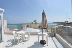 1074 Apartamento de cobertura com linda vista para o mar com 02 dormitórios 01 vaga de garagem na praia do centro de Bombinhas